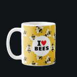 I Kärlek Bees Patternated Gult Kaffemugg<br><div class="desc">För den budbärande apiarist,  levande trädgårdsmästare eller vänskaplig grannskapsnomolog visar mugg i gult en passion för pollinerare med den klassiska texten "I Heart Bees" på en vit cirkel över ett mönster med illustrerade och vänligt tittar bin.</div>