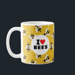 I Kärlek Bees Patternated Gult Kaffemugg<br><div class="desc">För den budbärande apiarist,  levande trädgårdsmästare eller vänskaplig grannskapsnomolog visar mugg i gult en passion för pollinerare med den klassiska texten "I Heart Bees" på en vit cirkel över ett mönster med illustrerade och vänligt tittar bin.</div>