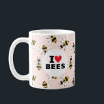 I Kärlek Bes Patternated Blek Rosa Coffee Mugg<br><div class="desc">För den budbärande apiarist,  levande trädgårdsmästare eller vänskapligt sinomolog visar mugg en passion för pollinerare med den klassiska texten "I Heart Bees" på en vit cirkel över ett mönster av illustrerade och vänligt tittar bin på en mjuk  rosa.</div>