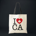I KÄRLEK CA | I Kärlek Canada Personlig Tote Bag Tygkasse<br><div class="desc">Berätta för alla hur mycket du kärlek Kanada med det här anpassadet "I Kärlek CA" till väskan med återtypografi och löv hjärtaccent. Det perfekt sättet att visa ditt pride och kärlek för Kanada. Anpassa genom att lägga till ditt namn. Andra städer och provinser finns tillgängliga.</div>