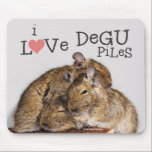I Kärlek Degu Piles Musmatta<br><div class="desc">I muspekaren finns ett foto på 3 degus som är nedsänkt i en degu-pil och ord I Kärlek Degu Piles. En av dem ser ut som om hon ler. Copyright © Lisa Marie Robinson. Alla höger reserverade. Det är olagligt att använda eller duplicera detta, eller något av våra bilder, utan...</div>
