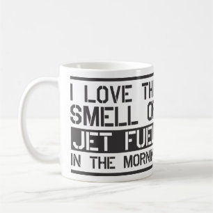 i kärlek doften av jet bränsle på morgonen kaffemugg