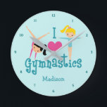 I Kärlek Gymnastics Cute Personlig Teal Gymnast Rund Klocka<br><div class="desc">I Kärlek Gymnastics. En söt gymnastik-flickor är rumslås med ätliga tealtexter mellan två tumlande flickor och ett vackert rosa hjärta. Kute gymnastikskugga för en barngymnastik eller för kvinnors gymnastiktränare.</div>