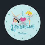 I Kärlek Gymnastics Cute Personlig Teal Gymnast Rund Klocka<br><div class="desc">I Kärlek Gymnastics. En söt gymnastik-flickor är rumslås med ätliga tealtexter mellan två tumlande flickor och ett vackert rosa hjärta. Kute gymnastikskugga för en barngymnastik eller för kvinnors gymnastiktränare.</div>
