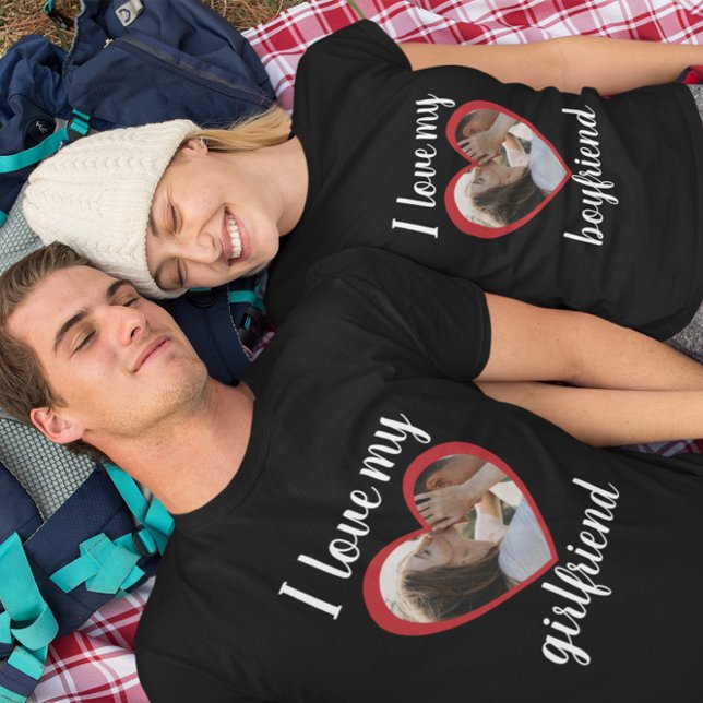 I kärlek hjärta min flickväns anpassningsbar, svar t shirt (Skapare uppladdad)