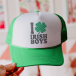 I Kärlek Irish Boys Funny Shamrock St patricks day Keps<br><div class="desc">Den här T-shirt-skjortan har en djärv "I Kärlek Irish Boys"-design med en schamprock, den här beskurna S:t Paddyns dagskjorta är perfekt för party, parad och avslappnader. Trendig och flirt, det parar lätt med jeans eller en jävla kjol för en roligt, ett festligt utseende. Oavsett om du firar eller älskar irländsk...</div>