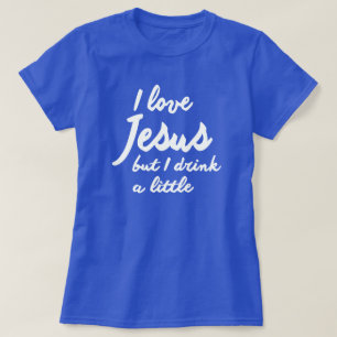 I KÄRLEK JESUS, MEN JAG DRINKAR LITE. T-SHIRT