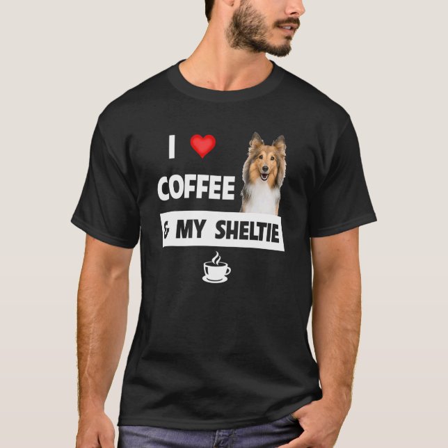 I Kärlek-kaffe och min Sheltie Mamma-Shetland Shee T Shirt (Framsida)
