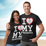 i kärlek min dotter | Funny Fars dag T Shirt<br><div class="desc">Skapa ett eget foto-foto-hoodie i Kärlek med den här moderna mallen och rolig tröja som innehåller en platta med ett stif-teckensnitt och anpassningsbar-foto i ett stort rött hjärta. Lägg till ett eget foto, ditt namn eller någon annan personlig. T-shirt-designen "I kärlek My dotters" är inspirerad av den klassiska T-shirt-grafiken "I...</div>