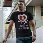 I Kärlek Min flickvän T-Shirt<br><div class="desc">Ett par mål t-shirt med ordspråket "I kärlek min flickvän", med ett foto i form av ett kärlek-hjärta, och en spridning av små hjärtan. Ge din pojkvän den här söta t-tröjan för hans födelsedag, julklapp eller valentines day. Fototips: Skörd i bilden i en kvadrat innan du laddar upp bilden, så...</div>