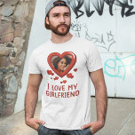 I Kärlek Min flickvän T-Shirt<br><div class="desc">Ett par mål t-shirt med ordspråket "I kärlek min flickvän", med ett foto i form av ett kärlek-hjärta, och en spridning av små röda hjärtan. Ge din pojkvän den här söta t-tröjan för hans födelsedag, julklapp eller valentines day. Fototips: Skörd i bilden i en kvadrat innan du laddar upp bilden,...</div>