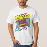 I kärlek, min flickväns anpassningsbar fototext y2 t shirt<br><div class="desc">Skapa egen I kärlek min flickväns anpassningsbar fototext y2k Färgfull T-Shirt med din handskriven personlig och din social-medietext adress (instagram, tiktok, pinterest, youtube eller något nätverk som du vill befordra). Färgfull Vibrant-kollage Design, all grafisk design inslag kan finnas i vilken färg som helst. Det söta anpassadet i kärlek min flickväns...</div>
