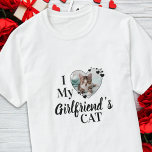 I Kärlek, min flickväns Personlig Foto T Shirt<br><div class="desc">Vem gör du verkligen kärlek? Din flickvän eller hennes katt! Ge den perfekt gåvan till din pojkvän i valentines day med den här konstiga skjortan! A måste ha för varje kattälskare, katt mamma och katt pappa! En roligt vrider på min flickvän Kärlek, skjortan citerar "I Kärlek My Girväns katt" ......</div>