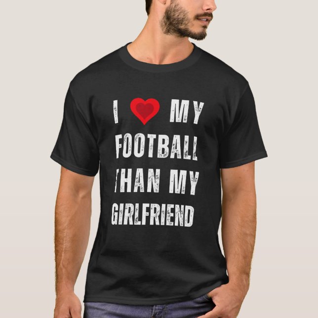 i kärlek min fotboll än min flickvän t shirt (Framsida)