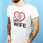 I Kärlek Min fru manar tshirts<br><div class="desc">Skapa din egen I Kärlek My Maka manar Photo Text T-Shirt med den här moderna och rolig tröja-mallen som innehåller ett modernt sans serif-teckensnitt och ett hustru-foto i ett enormt rött hjärta. Lägg till ett eget foto, ditt namn eller någon annan personlig. "I kärlek Min fru"-skjortan är ren, rolig och...</div>