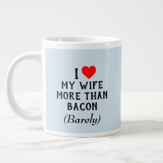 I Kärlek min fru mer än Bacon Mugg (20 oz) Jumbo Mugg