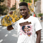 I kärlek min Girlkompis rosa-bruna fototext y2k T Shirt<br><div class="desc">Skapa din egen flickvänskjorta i kärlek med den här toppen färglösa skjortmallen med två foton i stora röda hjärtan och handskriven anpassningsbar på rosa och brunt färg högdager. Den här skjortan kan vara en skurk, rolig bf-årsjubileum. Tvinga din pojkvän att bära den här toppen. Han kommer att få många komplimanger...</div>