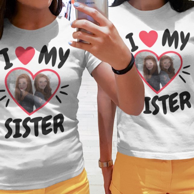 I Kärlek Min syster T-Shirt (Two girls wearing matching shirts that say "I Love my Sister".)