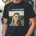 I Kärlek, mitt flickväns småaktiga klutfoto T Shirt<br><div class="desc">Underbar present till din pojkvän! Anpassningsbar fotot T-shirt som säger att jag KÄRLEK MY GIRLFRIEND i sportig minimalistisk typografi och ett rött hjärta med ditt kvadratiska bild nedanför. Enkel och enkel anpassning!</div>
