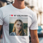 I Kärlek, mitt flickväns småaktiga klutfoto T Shirt<br><div class="desc">Underbar present till din pojkvän! Anpassningsbar fotot T-shirt som säger att jag KÄRLEK MY GIRLFRIEND i sportig minimalistisk typografi och ett rött hjärta med ditt kvadratiska bild nedanför. Enkel och enkel anpassning!</div>