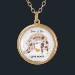 I Kärlek Mooo Cute Cow Cow, tillskansad gåva till  Guldpläterat Halsband<br><div class="desc">Med ett sött par cowboymed ord "I Kärlek Mooo" som kan vara personlig med parets namn. Perfekt för Alla hjärtans dag,  årsdag,  bröllop eller något annat tillfälle. Kolla in andra matchande objekt som finns i min butik! Tack för stödet ❤</div>