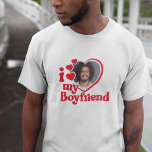 I Kärlek My Boykompis Photo Anpassningsbar T Shirt<br><div class="desc">Tittar du en unik och romantisk gåva? Titta inte längre än i anpassningsbarna i Kärlek... -... min boyrkompis fotoskjorta! Överför bara ett foto av dig själv och Zazzle skriver ut det på en skjorta åt dig. Den här skjortan är perfekt för årsdagar, Alla hjärtans dag eller något annat speciellt tillfälle....</div>