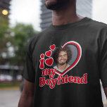 I Kärlek My Boykompis Photo Anpassningsbar T Shirt<br><div class="desc">Tittar du en unik och romantisk gåva? Titta inte längre än i anpassningsbarna i Kärlek... -... min boyrkompis fotoskjorta! Överför bara ett foto av dig själv och Zazzle skriver ut det på en skjorta åt dig. Den här skjortan är perfekt för årsdagar, Alla hjärtans dag eller något annat speciellt tillfälle....</div>