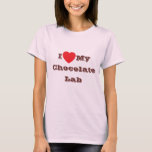 I kärlek My Chocolate Lab T Shirt<br><div class="desc">Kläder för klassiskt T-märke i Rosa Färg och text i choklad Färg och avslappnad roligt påstående, tillbehör som tryckts med anpassade malltext: Jag ❤️ min chokladetikett på hattar, shieraster och sällskapsprodukter av TheFabricSeal tryckt på beställning på Zazzle.com #ZazzleMade https://www.zazzle.com/store/thefabricseal Komfort, mode och lös montering, vår heavyal avslappnad-t-shirt i mörk blir...</div>