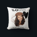 I KÄRLEK MY GIRLFRIEND Photo Gift Personlig Thro Kudde<br><div class="desc">Lägg till ett foto (om du behöver hjälp med att anpassa perfekten, få tillgång till Zazzles tjänst FREE Live Designer) och anpassningsbar är flickvän, fru, fästman, fästman, fästman, make, pojkvän. Du kan också ge den här fotopresenten i kärlek till din favoritlärare, mentor, förälder, mamma, pappa, syskon, bror, syster, morbror, morbror,...</div>