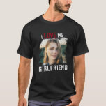 I Kärlek My Girlkompis Grunge Anpassningsbar Photo T Shirt<br><div class="desc">Underbar present till din pojkvän! Anpassningsbar fotot T-shirt som säger att jag KÄRLEK MY GIRLFRIEND i sportiskt grymt typografi bild i en nödlidande coola mask cutout. Enkel och enkel anpassning!</div>