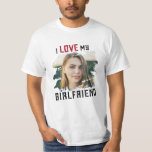 I Kärlek My Girlkompis Grunge Anpassningsbar Photo T Shirt<br><div class="desc">Underbar present till din pojkvän! Anpassningsbar fotot T-shirt som säger att jag KÄRLEK MY GIRLFRIEND i sportiskt grymt typografi bild i en nödlidande coola mask cutout. Enkel och enkel anpassning!</div>