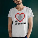 I Kärlek My Girlkompis Photo T Shirt<br><div class="desc">Skapa din egen I Kärlek My Girlkompis mer än någonsin med den här moderna och rolig tröja-mallen med ett coola-slab-serif-teckensnitt och flickväns foto i ett stort rött hjärta. Lägg till ett eget foto, ditt namn eller någon annan personlig. T-shirt-designen "I kärlek My Girlkompis" är inspirerad av den klassiska T-shirt-grafiken "I...</div>