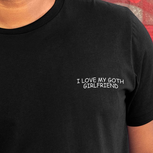 I Kärlek My Goth Girlkompis White Tecknad Sans Fun T Shirt ("I love my goth girlfriend" in white comic font on crest of black t-shirt)