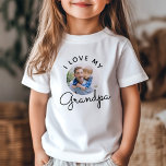 I Kärlek My Grandpa Birthday Anpassningsbar Photo T Shirt<br><div class="desc">Anpassningsbar T-shirt som säger att jag KÄRLEK MY GRANDPA i söt,  cirkelformad skrivstil med ditt favoritfoto av farfar och barn för hans födelsedag,  Fars dag eller någon annan helgdag! Enkel och enkel anpassning!</div>