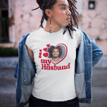 I Kärlek My Make Heart Photo T Shirt<br><div class="desc">Tittar du en unik och romantisk gåva? Titta inte längre än i anpassningsbarna... Kärlek min Make fotoskjorta! Överför bara ett foto av dig själv och Zazzle skriver ut det på en skjorta åt dig. Den här skjortan är perfekt för årsdagar, Alla hjärtans dag eller något annat speciellt tillfälle. Beställ idag!...</div>