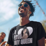 I Kärlek My Queen Heart Photo Boykompis Gift T Shirt<br><div class="desc">Ta med humor och hjärta tillsammans med vår "I Kärlek My Queen" Lustigt fotbojvän Gift T-shirt. Den här roliga designen ger en idealisk gåva, oavsett om det är hans födelsedag, årsdag eller bara en spontan gest från kärlek. Låt honom bära sitt hjärta på sleeven (bokstavligt talat) och visa sin smak...</div>
