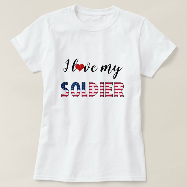 I Kärlek My Soldier American Flagga Typography Cut T Shirt (Design framsida)