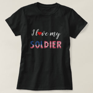I Kärlek My Soldier American Flagga Typography Cut T Shirt