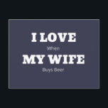 I KÄRLEK My WIFE Funny Beer Älskare Joke Vykort<br><div class="desc">I KÄRLEK när MY WIFE köper öl. Det här är en underbar liten skämtgåva till make som kärlek sin fru och även kärlek öl. Det här är för mannen med en bra känsla av humor som vet hur man skrattar. Perfektens gåva till jul, födelsedagsdag, Fars dag och mer! Unikt Pappa...</div>