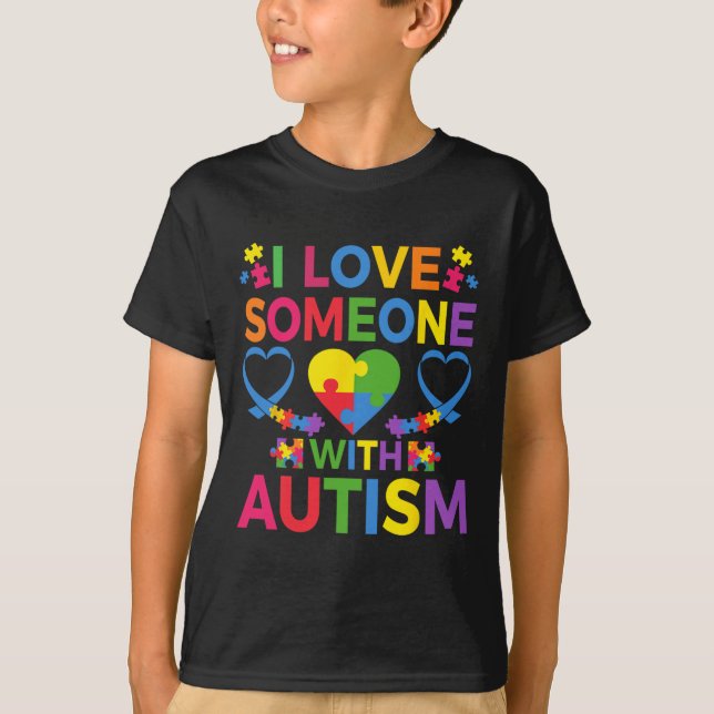 I Kärlek någon med autism Awareness Puzzle Delarar T Shirt (Framsida)