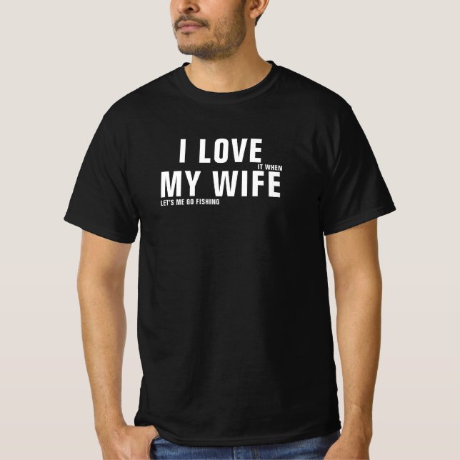 I Kärlek när min fru låter mig fiska svart T Shirt (Framsida)