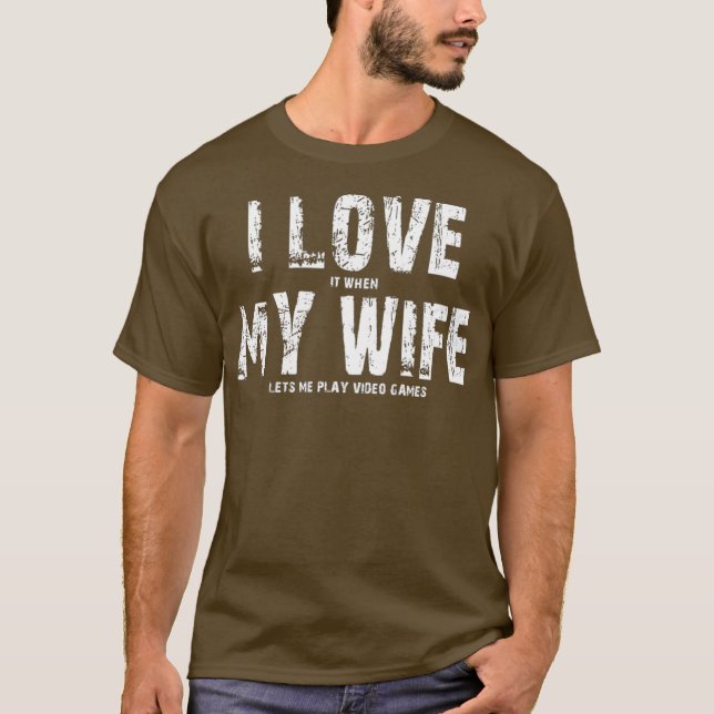 I KÄRLEK när MY WIFE låter mig spela videospel T Shirt (Framsida)