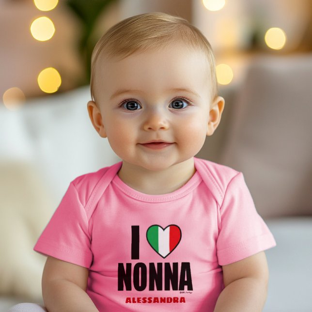 I KÄRLEK NONNA personlig Rosa Baby Bodykostym T Shirt (Baby bodysuit with “I LOVE NONNA,” customizable with Nonna’s name, celebrating Italian grandmother)