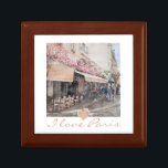 I Kärlek Paris Cafe Smyckeskrin<br><div class="desc">I kärlek Paris romantiska caféscen liten smyckeskrin,  med lite rosa hjärta. För dem som verkligen är kärlek Paris. En souvenir för dem som har besökt Paris,  ljusets stad. Kafé med bord och stolar och rosa blommor när de är på gång. Skapa en mur av romantiska Paris-temade gatuscener.</div>