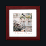 I Kärlek Paris Cobblestone Street Bicycle Jewelry Minnesask<br><div class="desc">I kärlek Paris smycken eller keepsakåda med parisisk kullsten gata och cykel och lite rosa hjärta. För dem som verkligen är kärlek Paris. En souvenir för dem som har besökt Paris,  ljusets stad.</div>