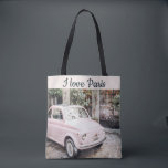 I Kärlek Paris Street Scene Rosa Car Tygkasse<br><div class="desc">I byns gata i kärlek i Paris,  med arkitektur och liten rosa bil,  med parissk charm för romantiken.</div>