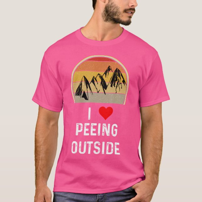 I Kärlek Peeing utanför den bekväma Camping Hiking T Shirt (Framsida)