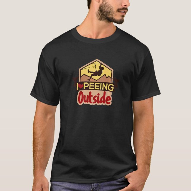 I Kärlek Peeing utanför den bekväma campingplatsen T Shirt (Framsida)