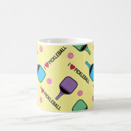 I kärlek plocklebollar på den mjuka gulten kaffemugg