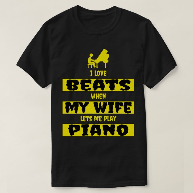 i kärlek slår när min fru låter mig spela piano t shirt (Design framsida)